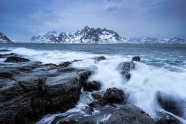 Güzel soğuk kış Norveç manzarası 