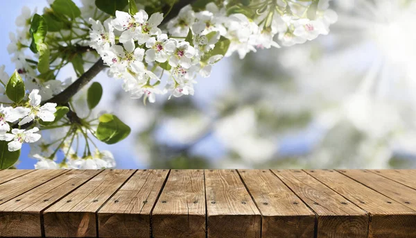 古い空の木製のテーブル 春の背景 — ストック写真