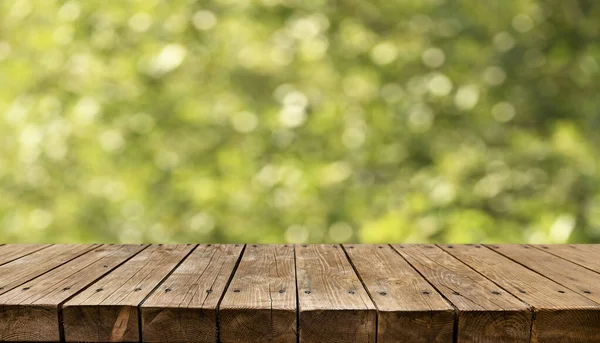 Starý Prázdný Dřevěný Stůl Zelené Jarní Pozadí — Stock fotografie