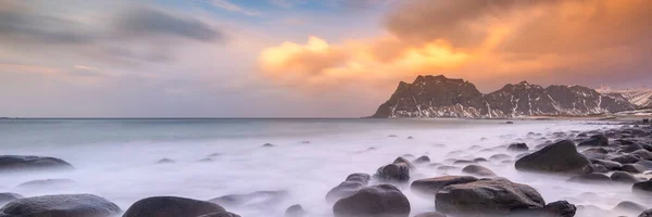 美しい冬のノルウェーの風景 ロフテン島 Uttakleiv Beach — ストック写真