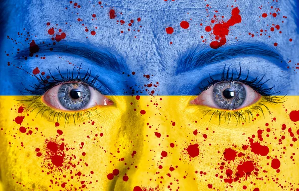 Ukrainska Flagga Målad Kvinna Ansikte Täckt Med Blod — Stockfoto