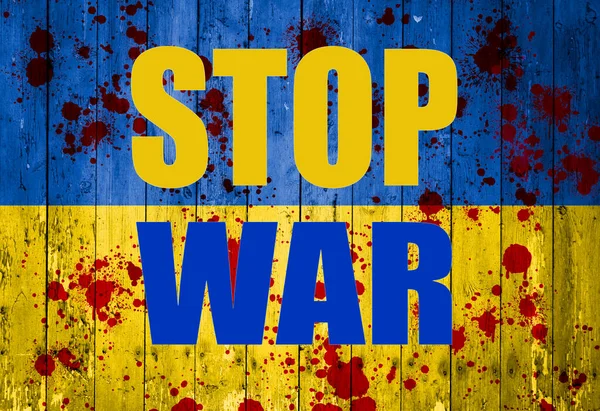 Eski ahşap çitlerin üzerine Ukrayna bayrağı