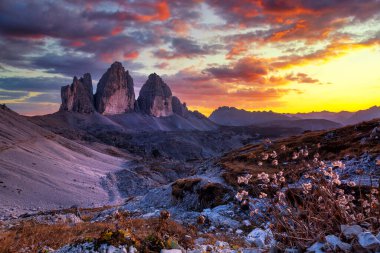 Gün batımında dağların güzel manzarası - Tre Cime di Lavaredo