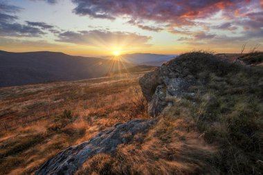 Gün batımında dağların güzel manzarası - Polonya 'da Bieszczady