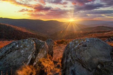 Gün batımında dağların güzel manzarası - Polonya 'da Bieszczady