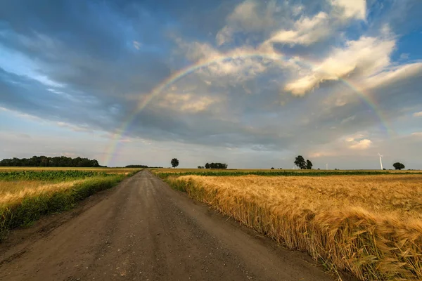 田園地帯の空に虹 — ストック写真