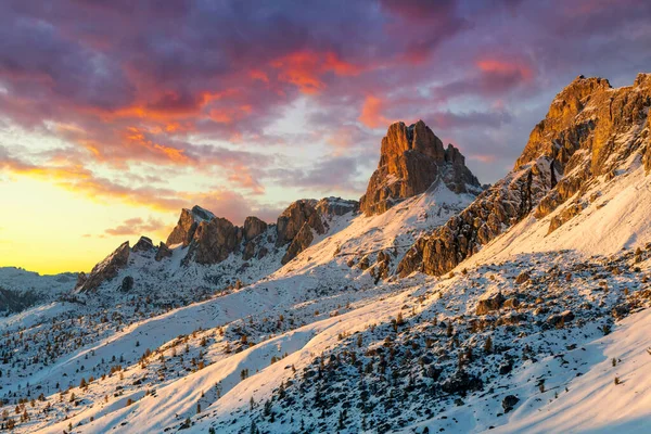 Dağlarda Gün Batımının Güzel Manzarası — Stok fotoğraf