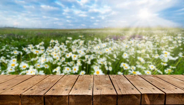 Lege Houten Tafel Met Bloemenveld Achtergrond — Stockfoto