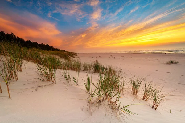 Prachtige Zonsondergang Boven Het Strand Aan Zee — Stockfoto