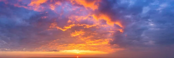 Schöner Sommersonnenuntergang Dramatischer Himmel — Stockfoto