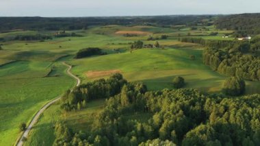 Tarlaları ve tepeleri olan manzaralı güzel hava manzarası