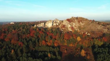 Polonya 'daki Jura Krakowsko-Czestochowska' da kireç taşı. Okiennik Wielki kayası