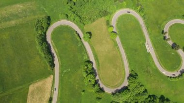 Tarlaların üzerinde güzel bir yaz günü. Hava aracı görüntüleri.