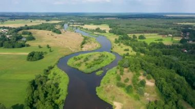 Yaz boyunca doğal nehrin insansız hava aracı çekimi