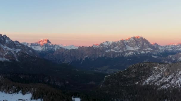 Avión Teledirigido Vista Las Montañas Cubiertas Nieve Bosque — Vídeo de stock