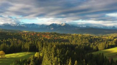 Sonbahar-hava aracı görüntüsü sırasında dağların manzarası