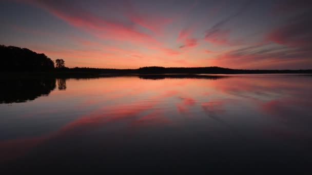 Piękny Letni Wschód Słońca Nad Jeziorem — Wideo stockowe