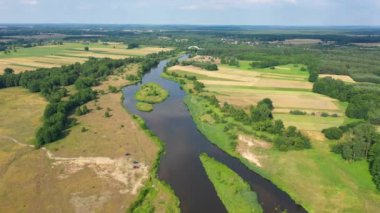 Yaz boyunca doğal nehrin insansız hava aracı çekimi