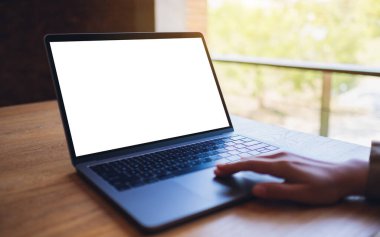 Boş beyaz masaüstü ekran ile laptopa dokunan ve kullanan bir kadının görüntüsü 