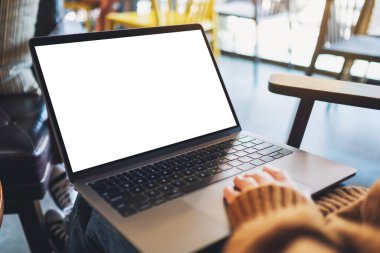Boş beyaz masaüstü ekran ile laptopa dokunan ve kullanan bir kadının görüntüsü 