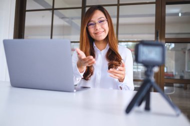 Güzel bir Asyalı kadın blogcu ya da video kaydedici 