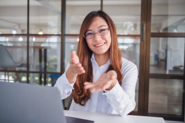 Asyalı güzel bir blog yazarının ya da video kaydedicinin kamera görüntüsü 