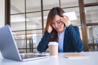 İş kadını iş yerinde sorun yaşarken stresli olur.