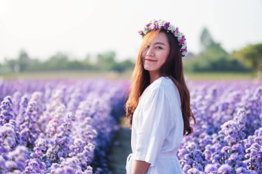 Güzel Margaret çiçek tarlasında Asyalı bir kadının portresi.