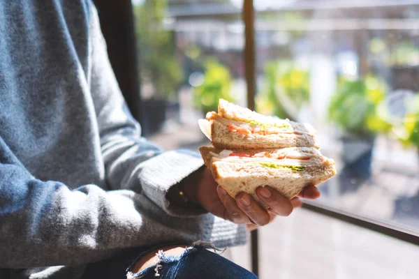 Imagen Cerca Una Mujer Sosteniendo Comiendo Sándwich Trigo Entero Mañana —  Fotos de Stock