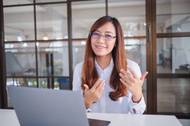 Asyalı güzel bir blog yazarının ya da video kaydedicinin kamera görüntüsü 