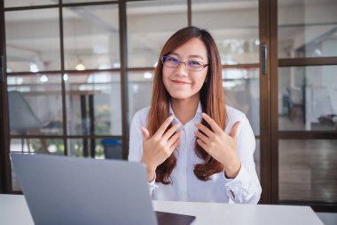 Asyalı güzel bir blog yazarının ya da video kaydedicinin kamera görüntüsü 