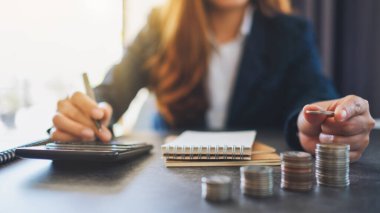 Para biriktiren ve para biriktiren bir iş kadını.