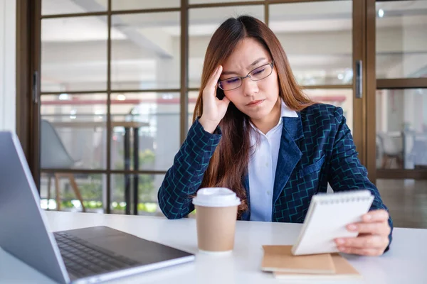 Femme Affaires Stresser Tout Ayant Problème Travail Dans Bureau — Photo