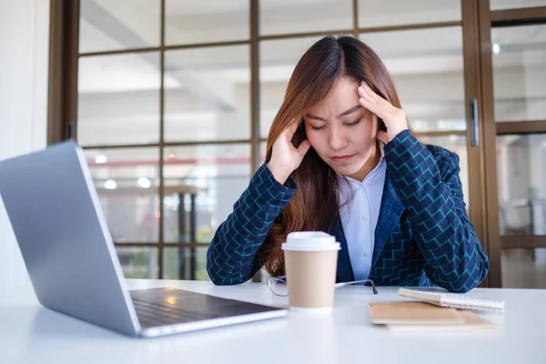 Femme Affaires Stresser Tout Ayant Problème Travail Dans Bureau — Photo