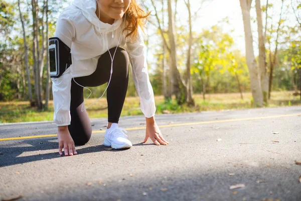 Γυναίκα Αθλήτρια Στο Σημείο Εκκίνησης Ετοιμάζεται Για Τρέξιμο Στο Πάρκο — Φωτογραφία Αρχείου