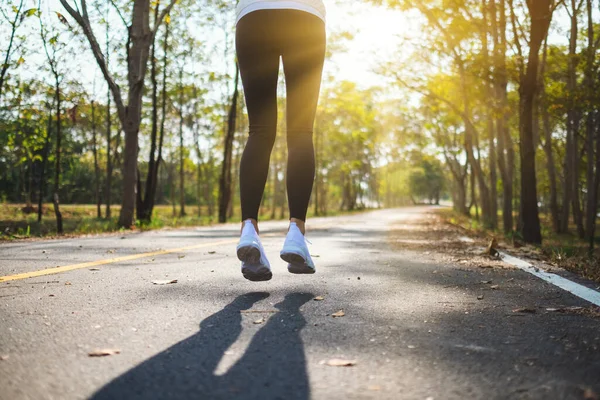 Οπίσθια Εικόνα Μιας Γυναίκας Προθέρμανση Άσκηση Πριν Από Τρέξιμο Στο — Φωτογραφία Αρχείου