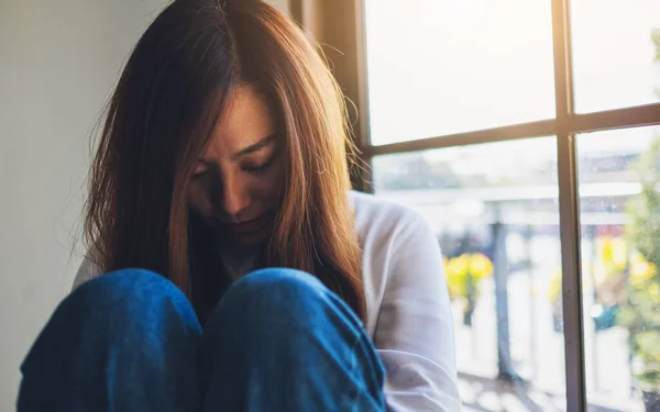 Une Jeune Femme Triste Assise Seule Dans Pièce — Photo