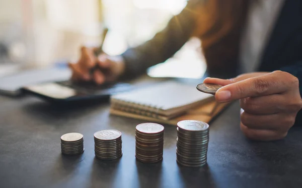 テーブルの上でお金を計算しながらコインを保持し 積み重ねる実業家 — ストック写真