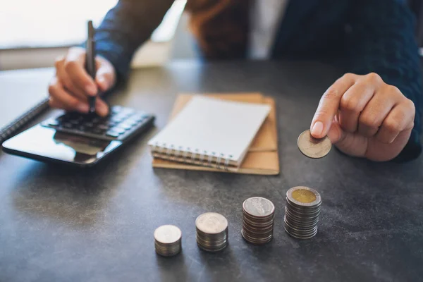 テーブルの上でお金を計算しながらコインを保持し 積み重ねる実業家 — ストック写真