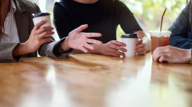 İnsanların yakın çekim görüntüsü kafede sohbet etmekten ve kahve içmekten keyif alırdı.