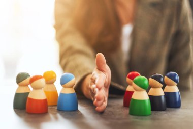 Bir iş kadınının imajı tahta insanları iki gruba ayırır.