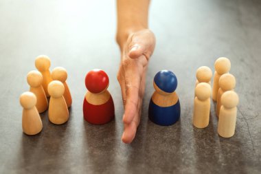 Bir iş kadınının imajı tahta insanları iki gruba ayırır.