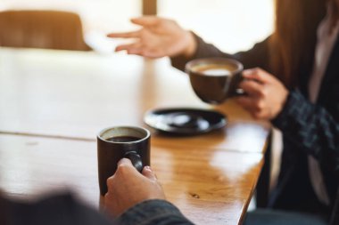 İnsanların yakın çekim görüntüsü kafede sohbet etmekten ve kahve içmekten keyif alırdı.