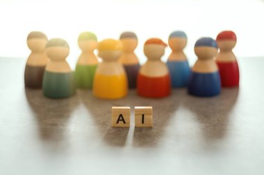 Arka planda bir grup insanın olduğu tahta bloklar hakkında yapay zeka kelimesi
