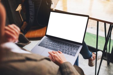 Boş beyaz masaüstü ekran ile laptopa dokunan ve kullanan bir kadının görüntüsü 
