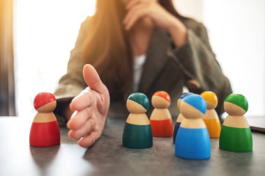 Bir iş kadınının imajı tahta insanları iki gruba ayırır.