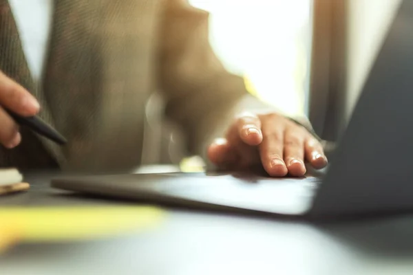 Empresaria Usando Escribiendo Ordenador Portátil Con Papeleo Sobre Mesa Oficina —  Fotos de Stock