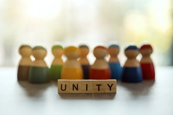 Unity Wort Auf Holzklötzen Mit Einer Gruppe Von Menschen Hintergrund — Stockfoto