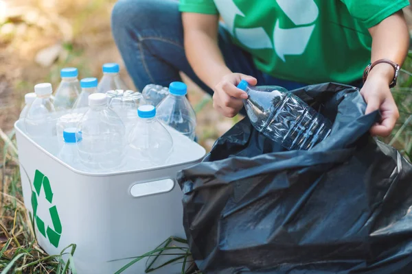 Kobieta Zbierająca Plastikowe Butelki Pudełka Plastikową Torbę Recykling — Zdjęcie stockowe