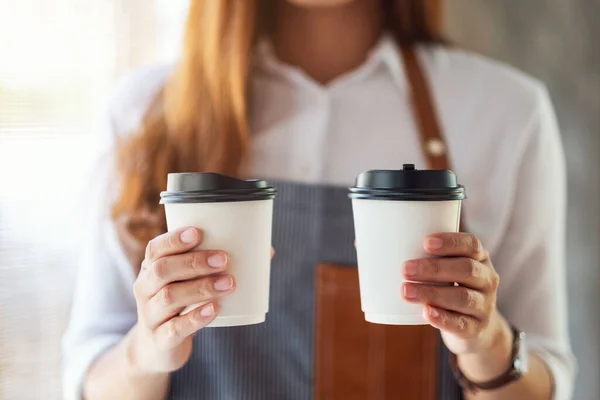 Официантка Держащая Подающая Две Бумажные Чашки Горячего Кофе Кафе — стоковое фото
